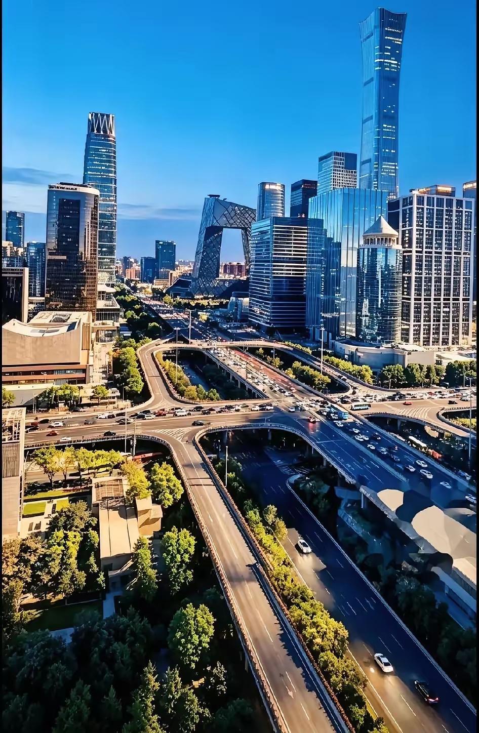 建发杭州总经理马政纲被停职调查，消息一出网上吵翻了天。
说实话，比起他停职这件事