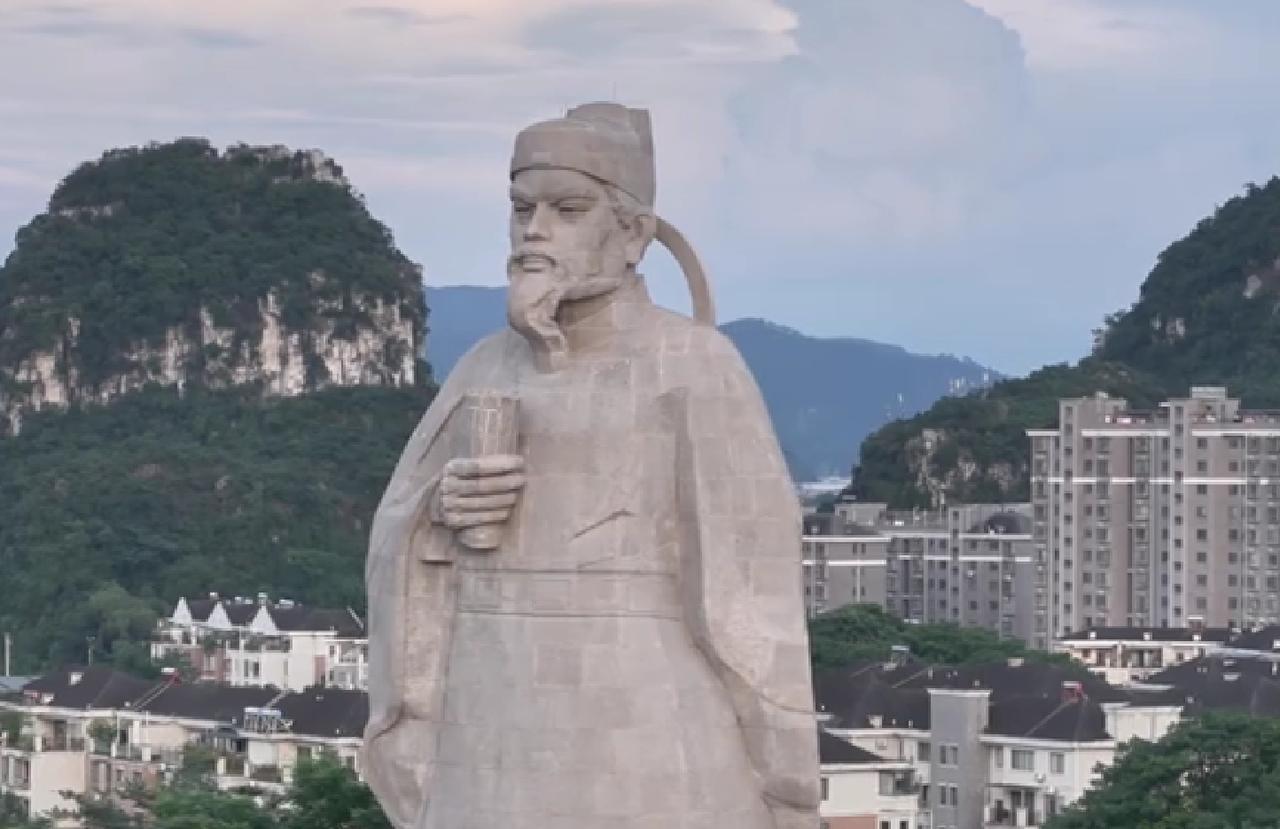山水为碑，铭记一人
柳州鱼峰山形如立鱼，小龙潭碧波映峰，“南潭鱼跃”的景致吸引了