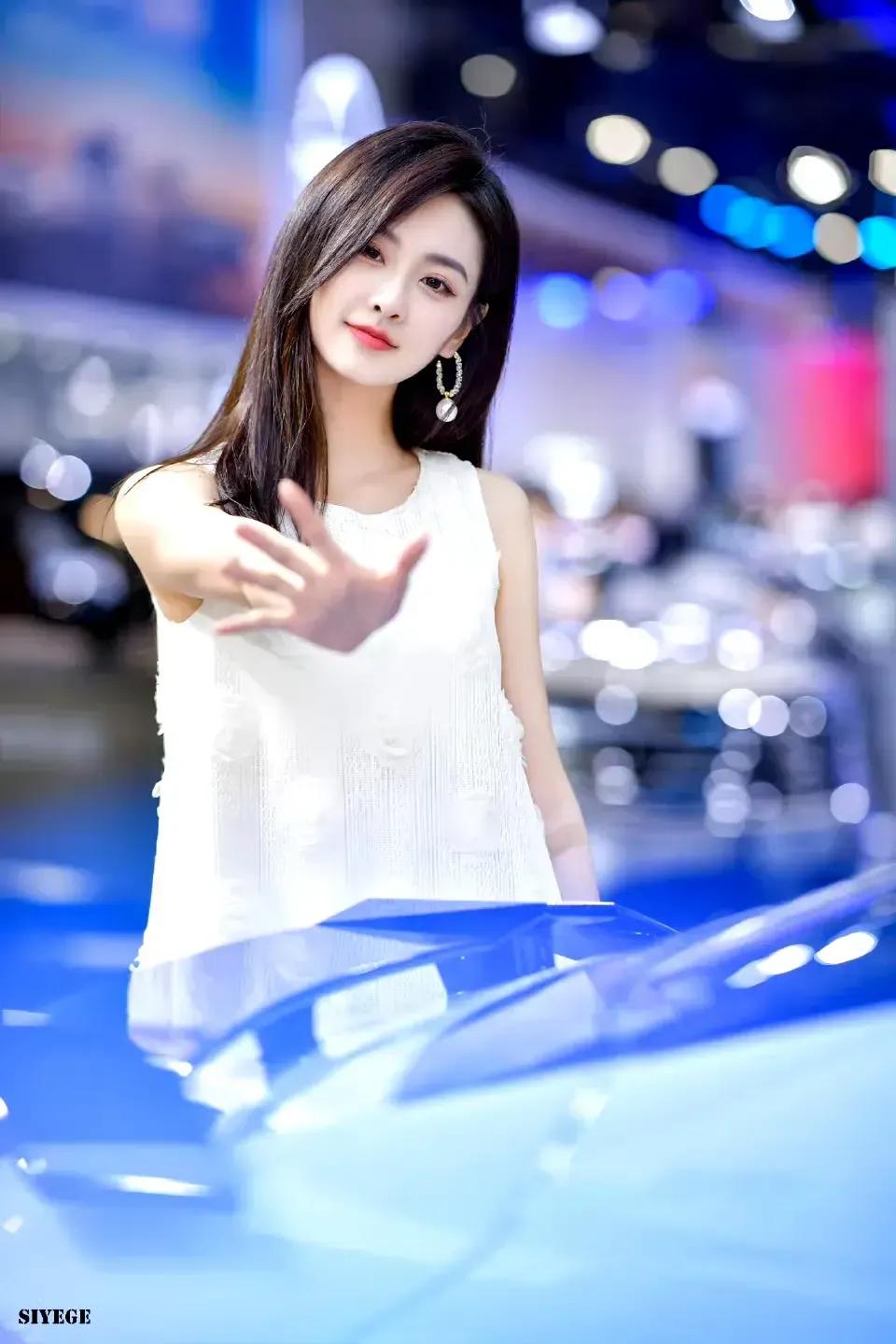 车展上的美女车模一直是一道亮丽的风景线。就像齐鲁国际车展、青岛国际车展，那些车模