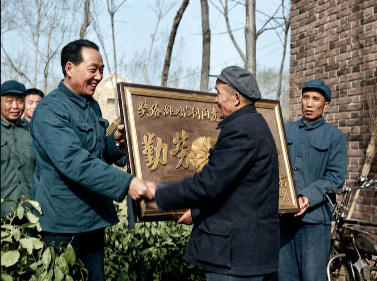 1982年，河南鄢陵县，县长吴德荣亲自上门，为柏梁公社姚家村的农民姚银钊，颁发“