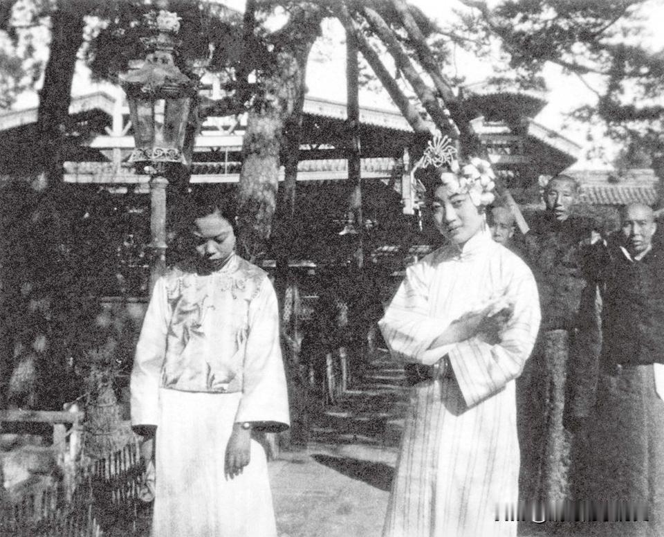 1923年，末代皇后婉容（右）和淑妃文绣（左）同框，照片拍摄于紫禁城御花园。她们