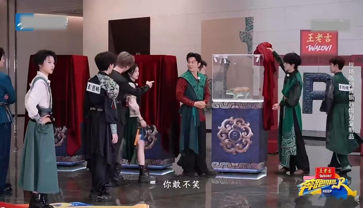 范丞丞问白鹿为什么不笑奔跑吧 奔跑吧录制现场趣味画面不断，范丞丞全程嘴不停，临场