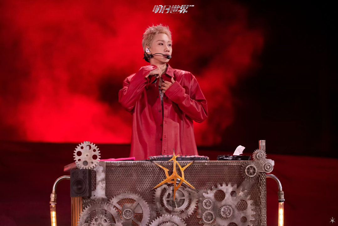 汪苏泷像是来和我结婚的 红色西装汪苏泷直接封神！脱外套低头笑那个画面我已经循环八