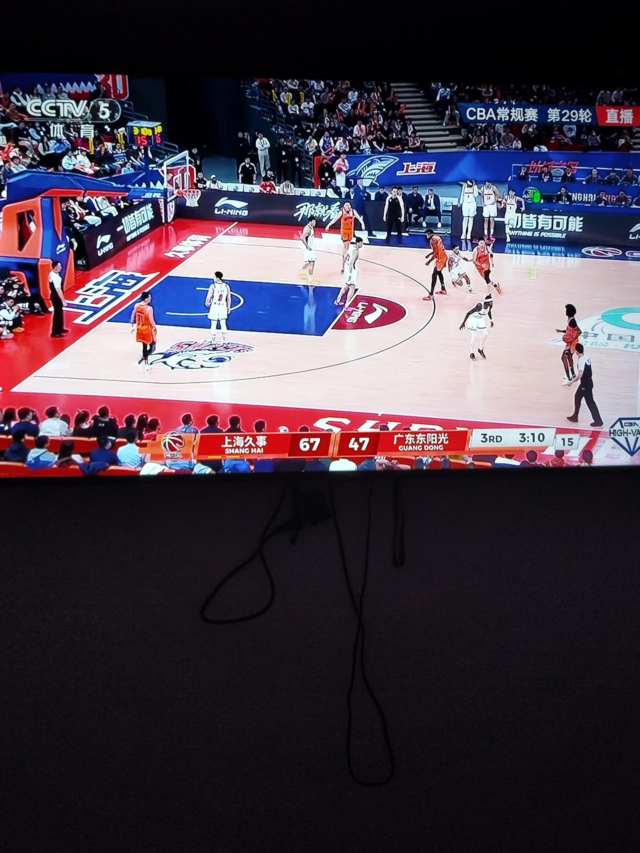 看了昨天上海男篮和广东男篮的比赛。

通过上海男篮行云流水般的暴打广东，上海男篮