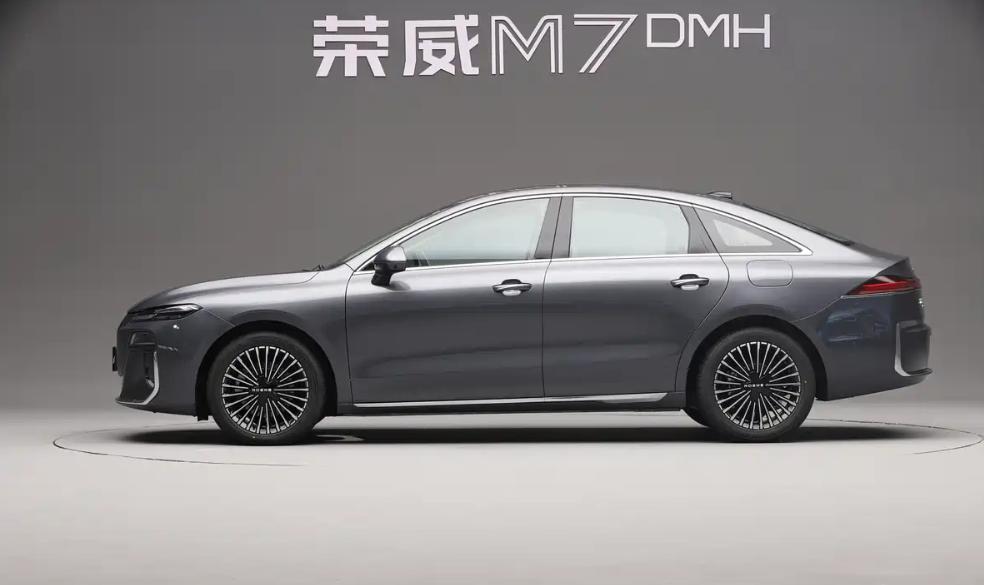荣威 M7 DMH 这是要走 “平价豪华” 路线？劳斯莱斯设计师操刀，直瀑中网 