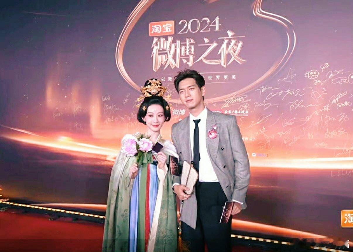 杨紫  和 李现  作为‘纯元CP’携手走上了红毯。杨紫身穿《国色芳华》中何惟芳