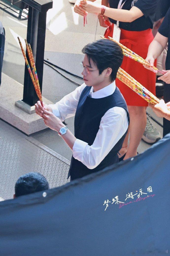 魏大勋体制内既视感魏大勋新剧《无可替代》路透，站得特直，西装笔挺，像极了体制内精