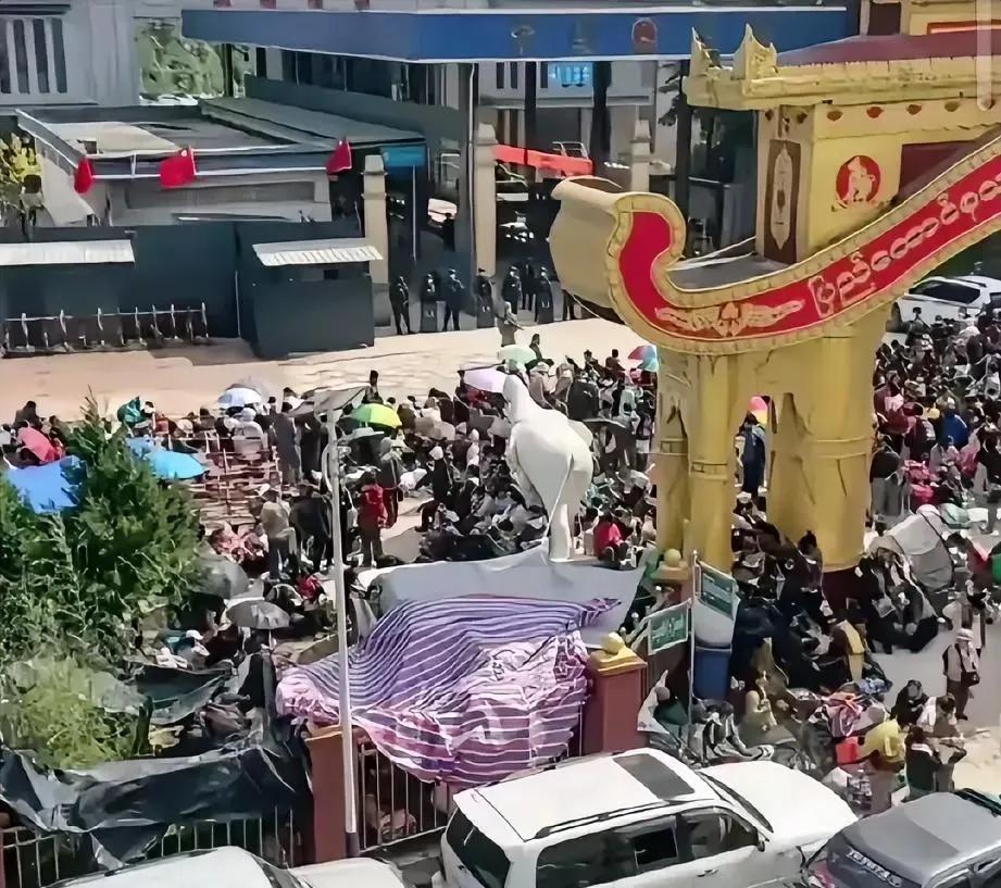 缅甸难民群体究竟所求为何？
为何纷纷涌向中缅边境，长久守候，
这样的举动，岂非无