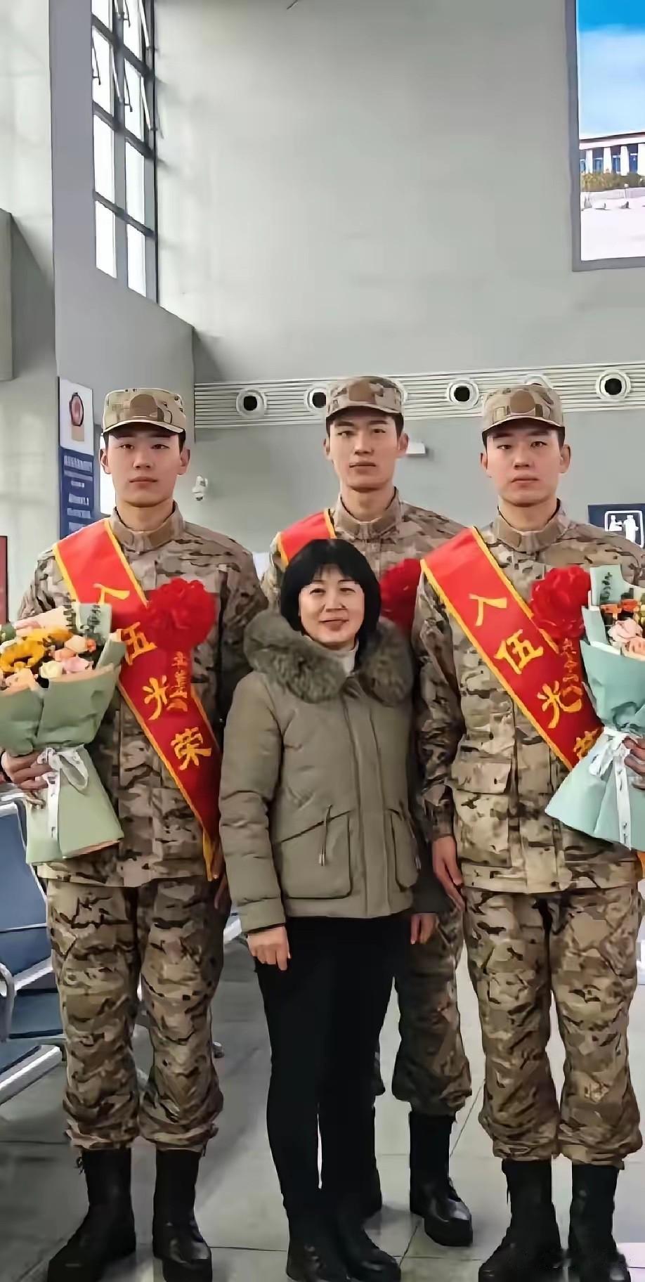 谁看了不红眼眶！车站里这一幕，刷到的人都绷不住了——三胞胎儿子一起穿军装入伍，当