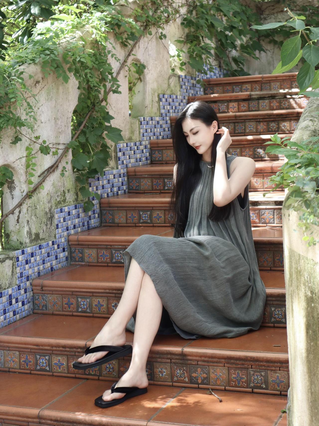 绿衣美人倚石阶