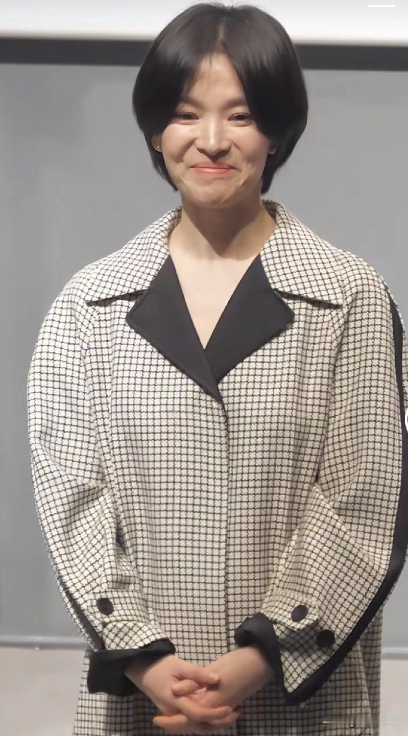 宋慧乔还是留长发吧，短发太有年龄感了，第一次觉得她不好看