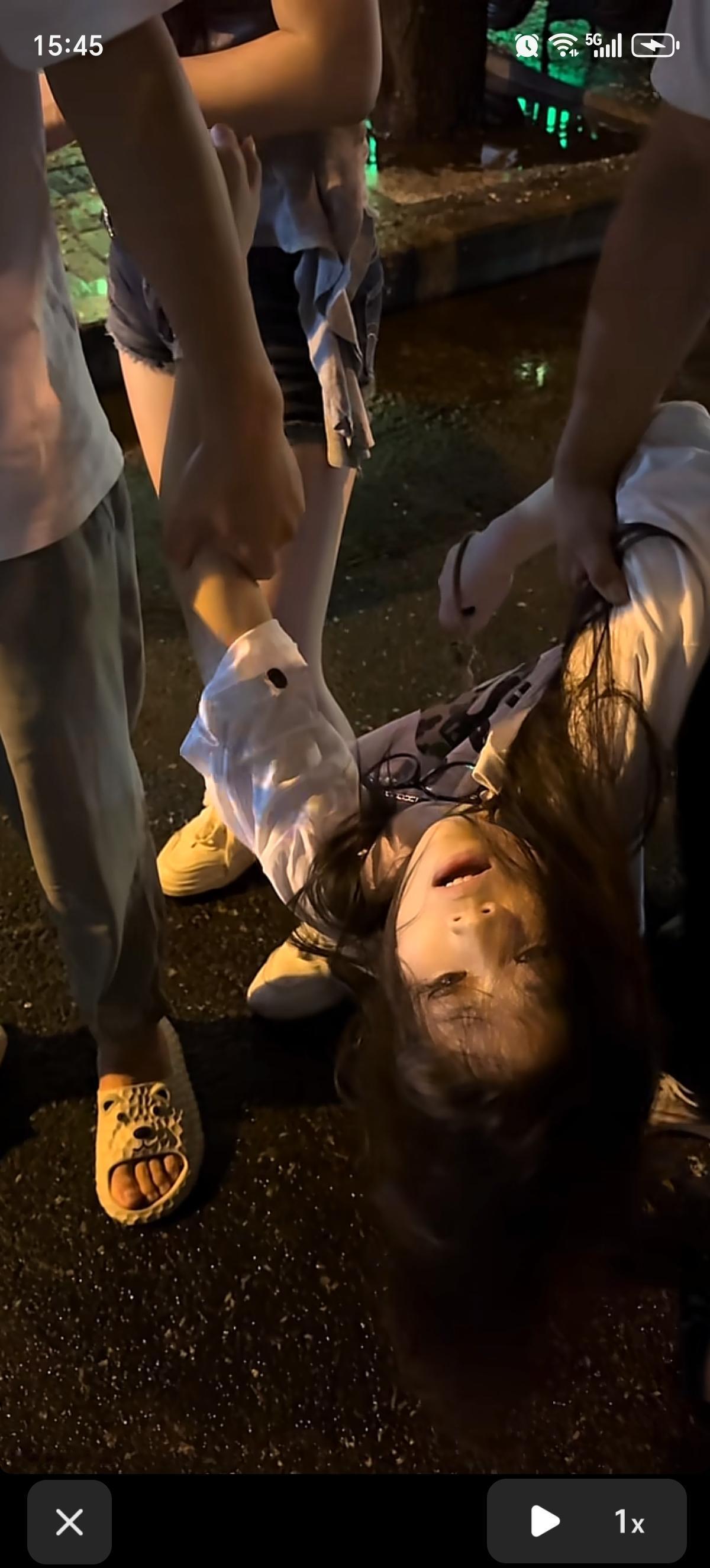 深夜，北京三里屯，一个烂醉如泥的女孩子倒在马路上。不知道是谁家的女儿、谁的女朋友