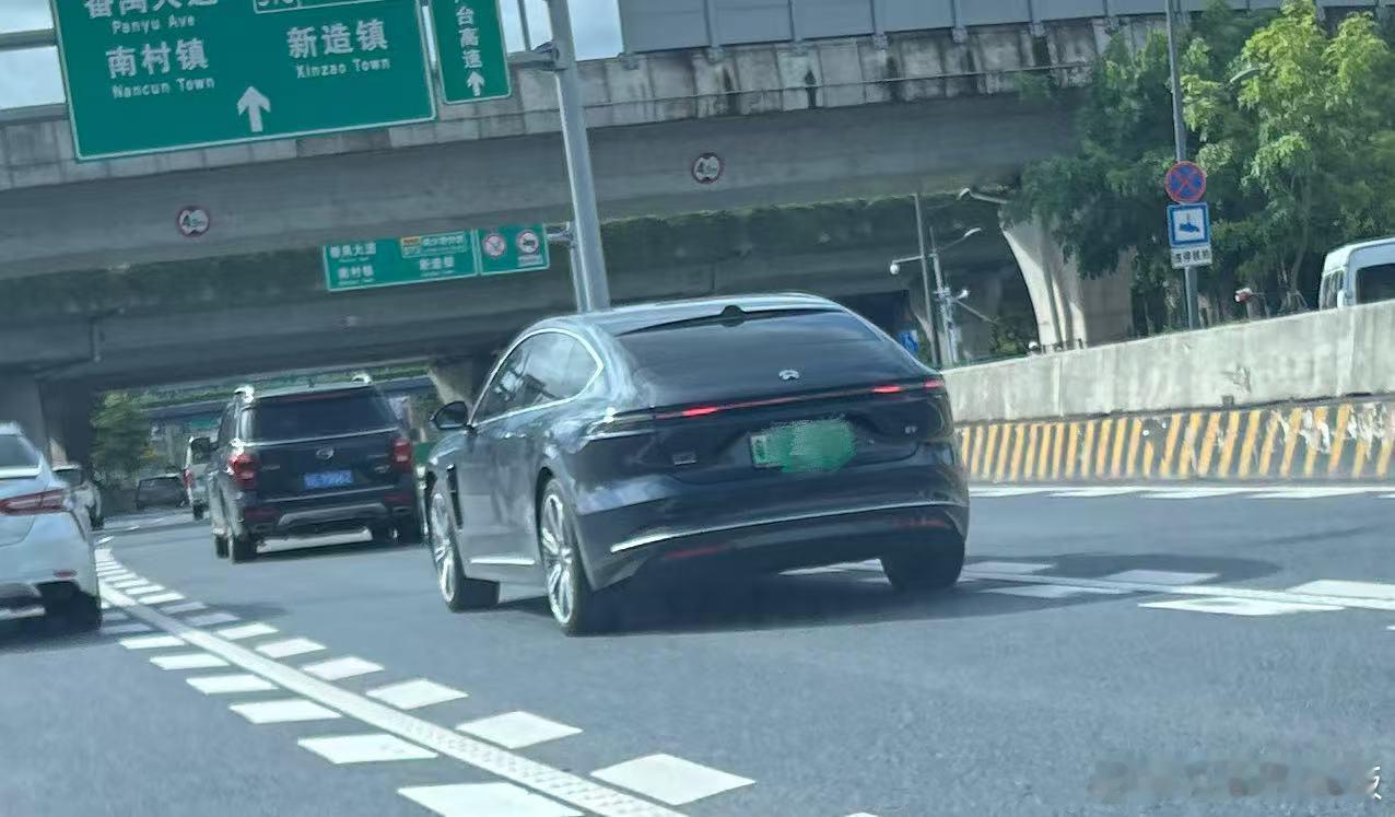 [思考]这都有人买系列之蔚来ET9，这台车在路上不怎么显眼，看起来更像EC7这类