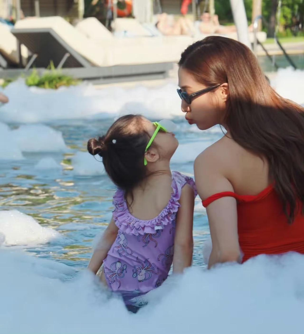 钟嘉欣在社交平台上分享了与小女儿共度“泡泡浴”时光的温馨瞬间，画面中的小家伙萌态