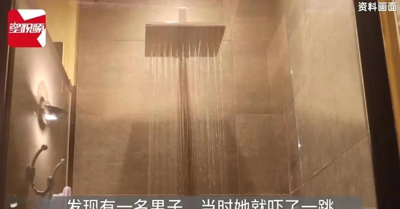 南京，一男子的“奇葩”遭遇引发热议！这位糊涂的男子因为沉迷手机，误打误撞闯进了女