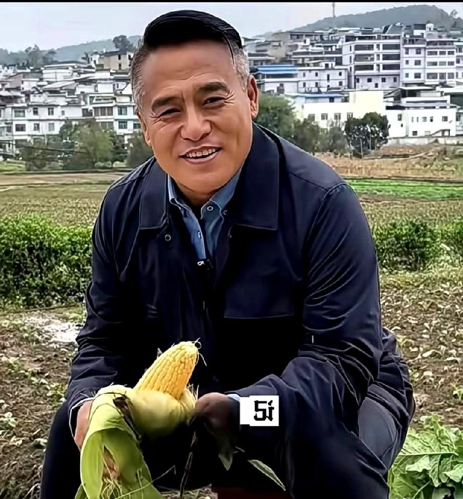 说个演员，你绝对脸熟，但八成叫不出名。

他就是那种，业内公认的“黄金”。

从