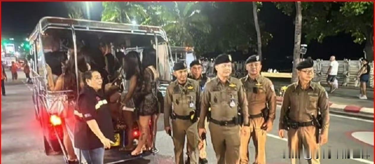 这就是没打赢的结果！两名美军士兵在泰国醉酒打架，被当地警察直接抓了，放在以前，你