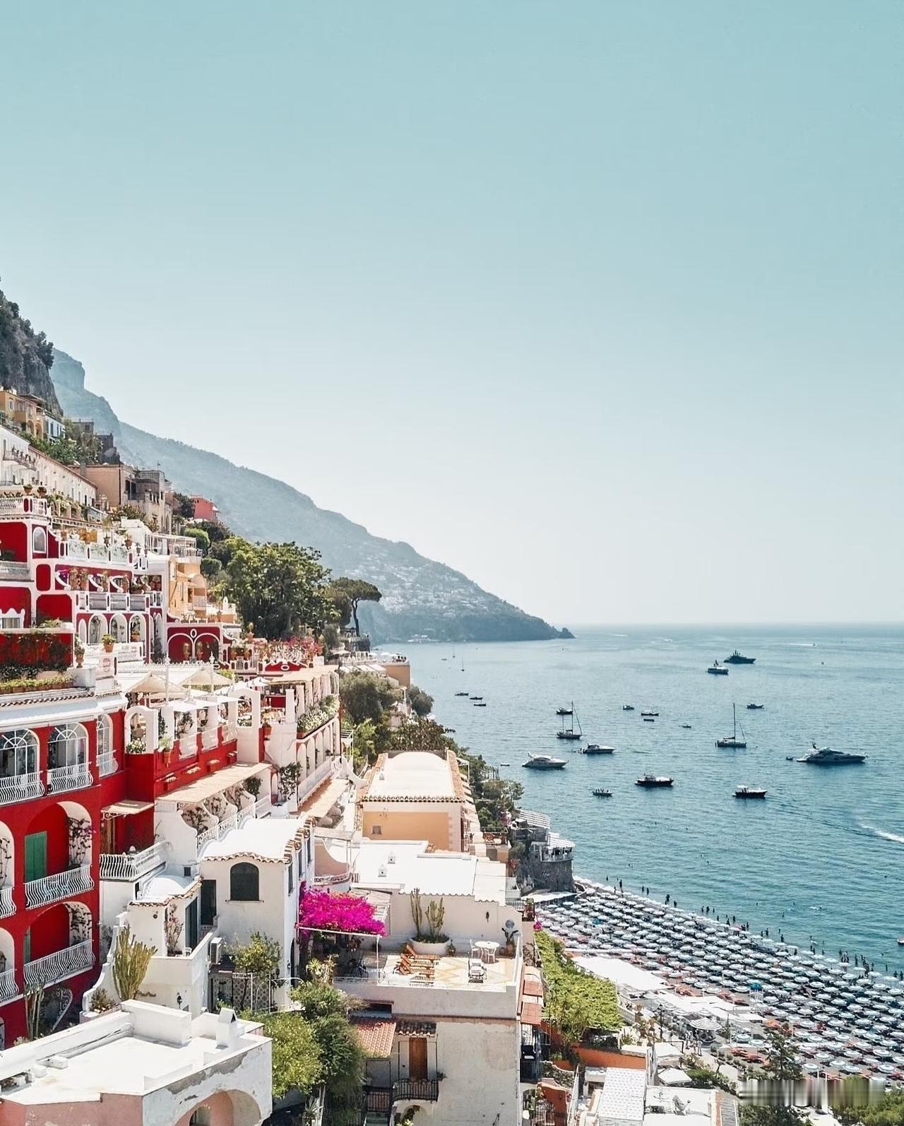 意大利波西塔诺。这可能是地中海最蓝的一段，在这里最正确的打开方式，就是找个阳台，