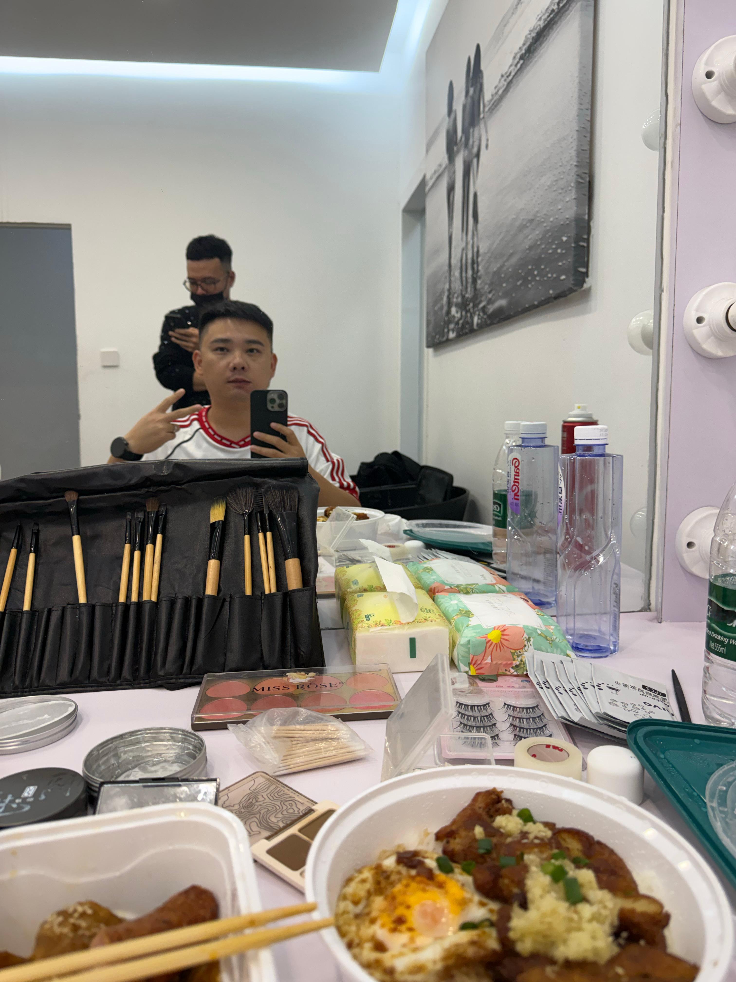 广州的快餐盒饭都比别的地方好吃，最喜欢在广州拍摄。 