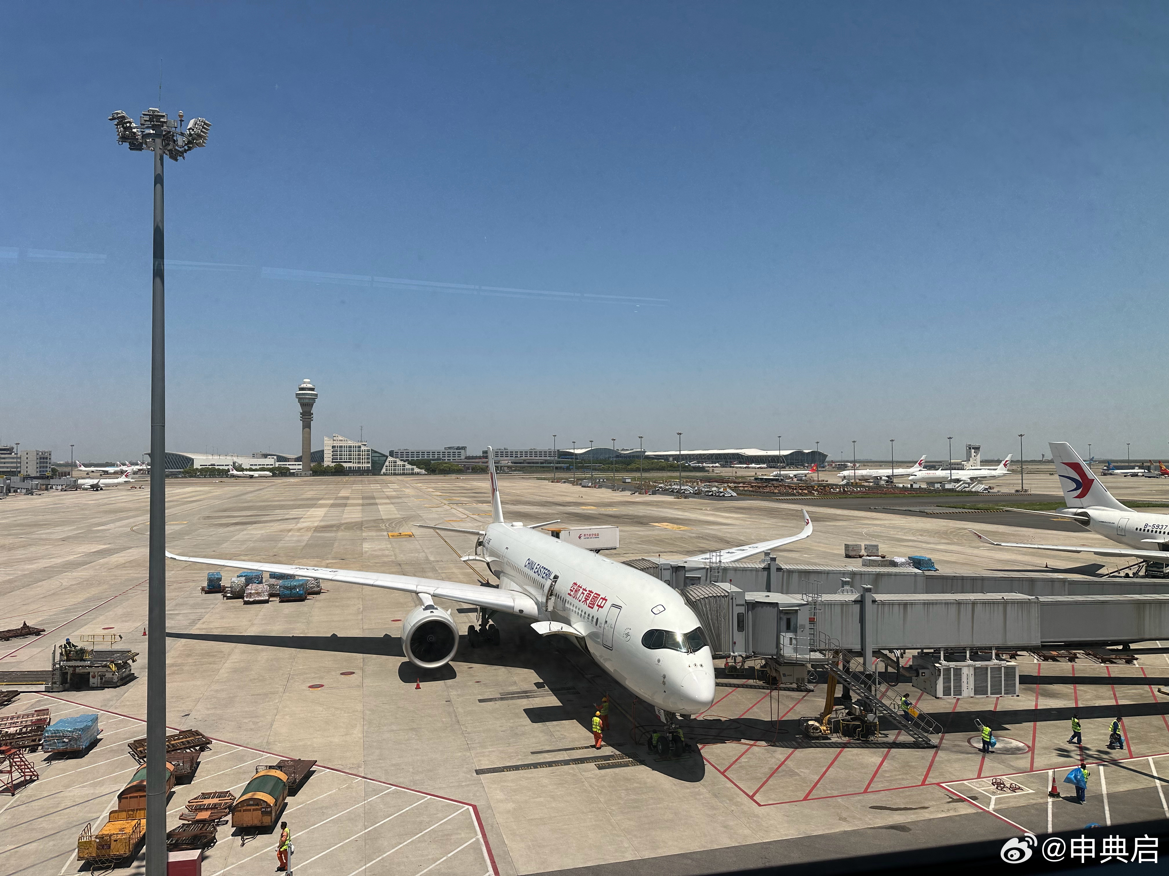乘坐东航飞机14小时到罗马，有点小紧张。（千万不要看空难纪录片）  ​​​