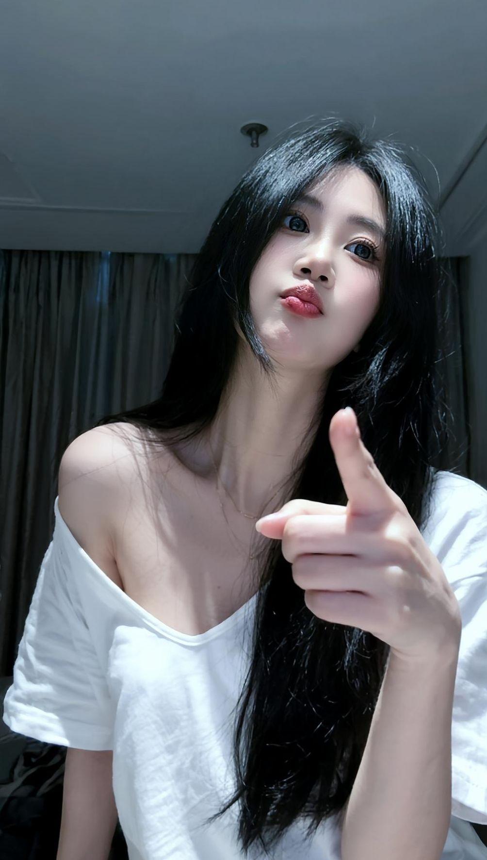 悲伤才念情，寂寞才说爱。