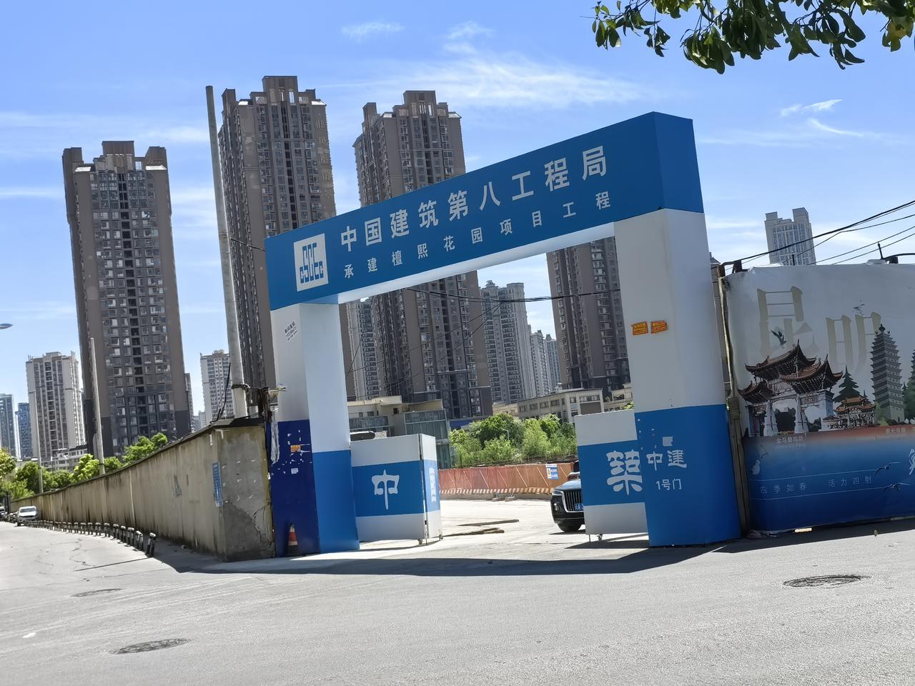 在金牛小区边上凤凰御景后面，这个以前是福建的一家房企开发的，叫阳光城檀境，前四年