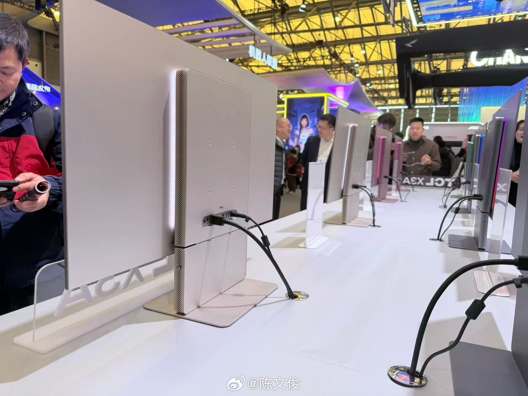 看了 TCL X3A 显示器的实拍图，这香槟金色我好喜欢，我要去看看我的内购资格