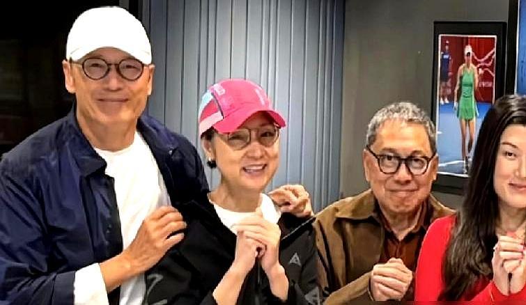 64岁昔日当家花旦顶着满头白发和满脸老年斑挤进新春聚会合照，全网都在嘲笑她老得像