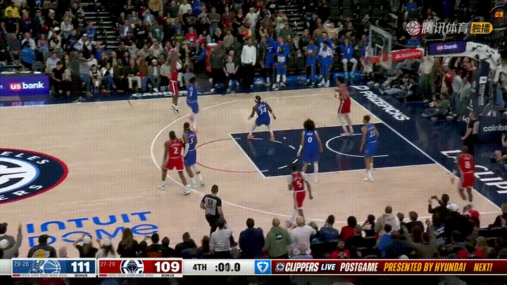 在今天快船主场迎战魔术的比赛中，发生了特别感人的一幕。当时比赛进行到了第四节的最