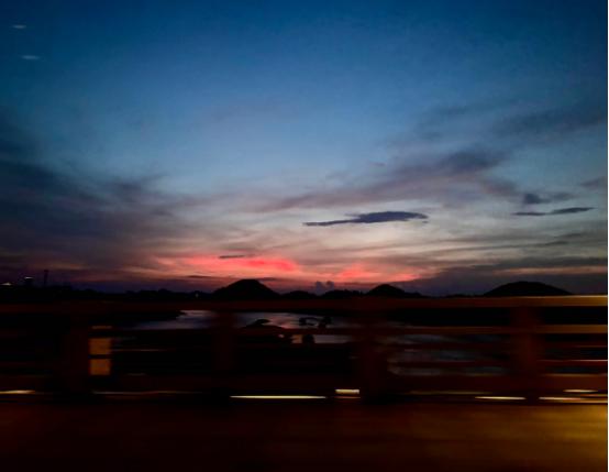 美国：我得降息，不降得内乱，降的话，热钱会跑了。有了，让小日本加息，热钱跑去小日