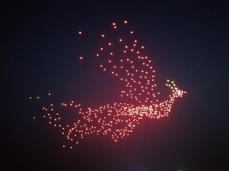 总台春晚宜宾分会场的无人机表演堪称一绝！上千架无人机于夜空中变幻出多样造型，时而