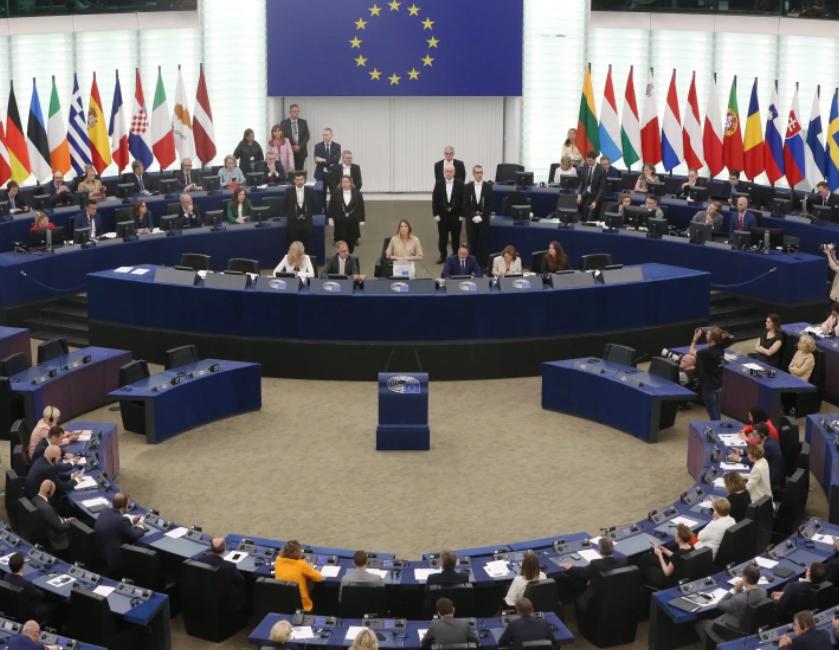 现在的欧洲，正当着全世界的面，把自己好不容易攒下的那点“家底”送进焚化炉！
风起