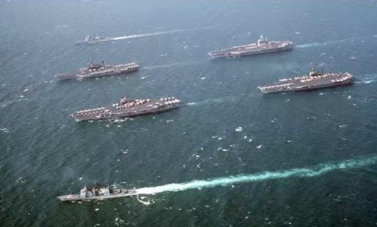 一张在波斯湾海域定格的经典画面，让 1990 年海湾战争的海上力量有了最直观的视
