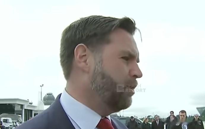 记者:“你是否希望看到伊朗政权更迭？如果政权垮台，接下来会发生什么？”

美国副