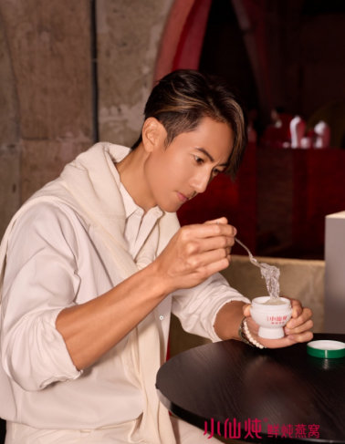 吴尊在 小仙炖 秋季燕窝滋补晚宴亮相，状态好好啊，一身老钱风造型和气质太搭！注重