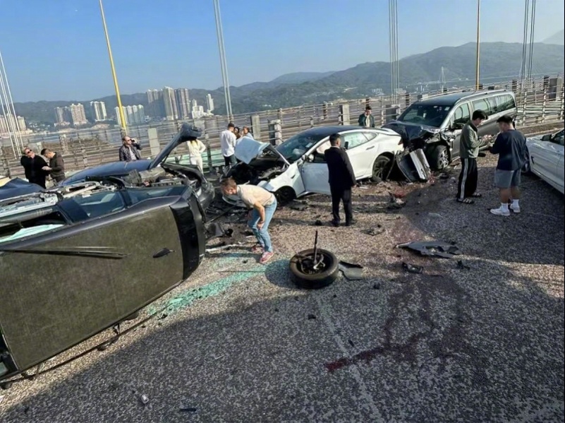 #香港青马大桥连环撞车多人受伤#【香港青马大桥往机场方向多车相撞，警方称多人受伤