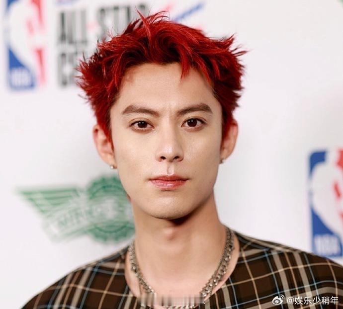 王鹤棣中国红发型全明星赛场上的中国红真的太会了！王鹤棣的中国红发型在全明星赛场直