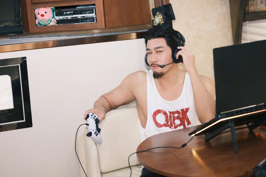 何润东雀骨下线还是上线何润东下线还是上线还在纠结谢怀归走向？何润东《雀骨》角色正