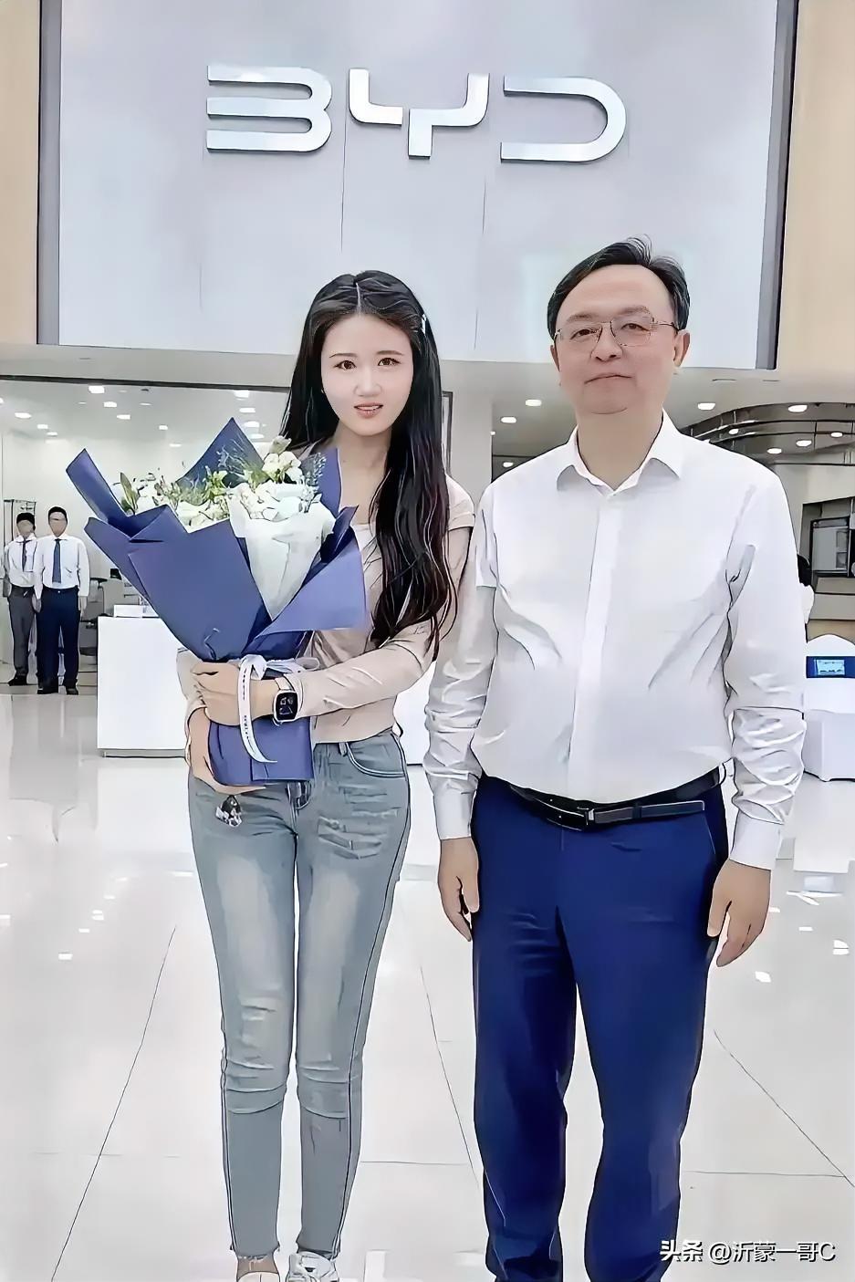 下面照片是比亚迪董事长王传福与川妹子的合影。
这位美女的确漂亮，苗条身材，穿搭合
