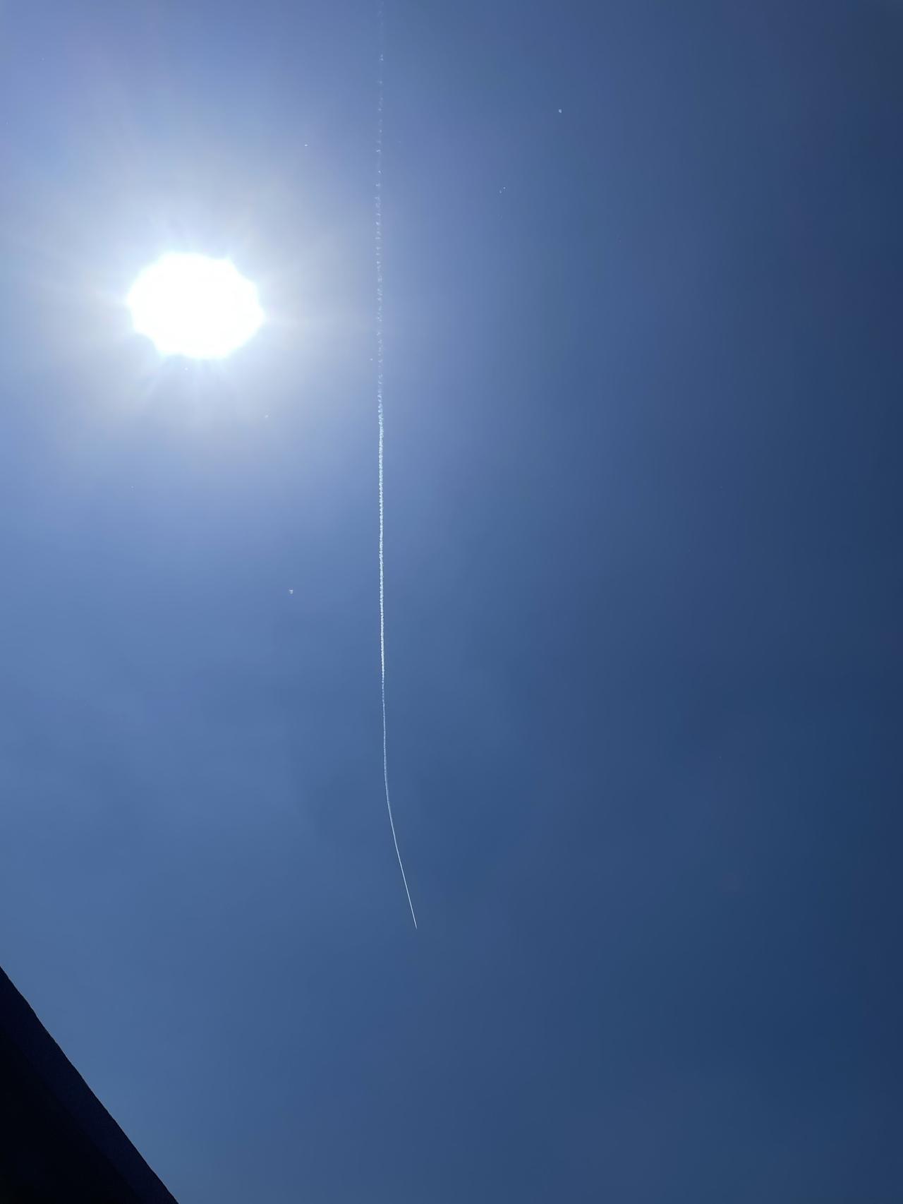 今天这是打了第四发空空导弹，再打就震塌了房屋了[抠鼻]玻璃都快震碎了震的轰隆隆的