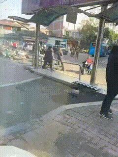 人生不易陌相逢，
与人为善遍皆朋。
年轻最怕戾气盛，
气势汹汹人蛮横。

城管执