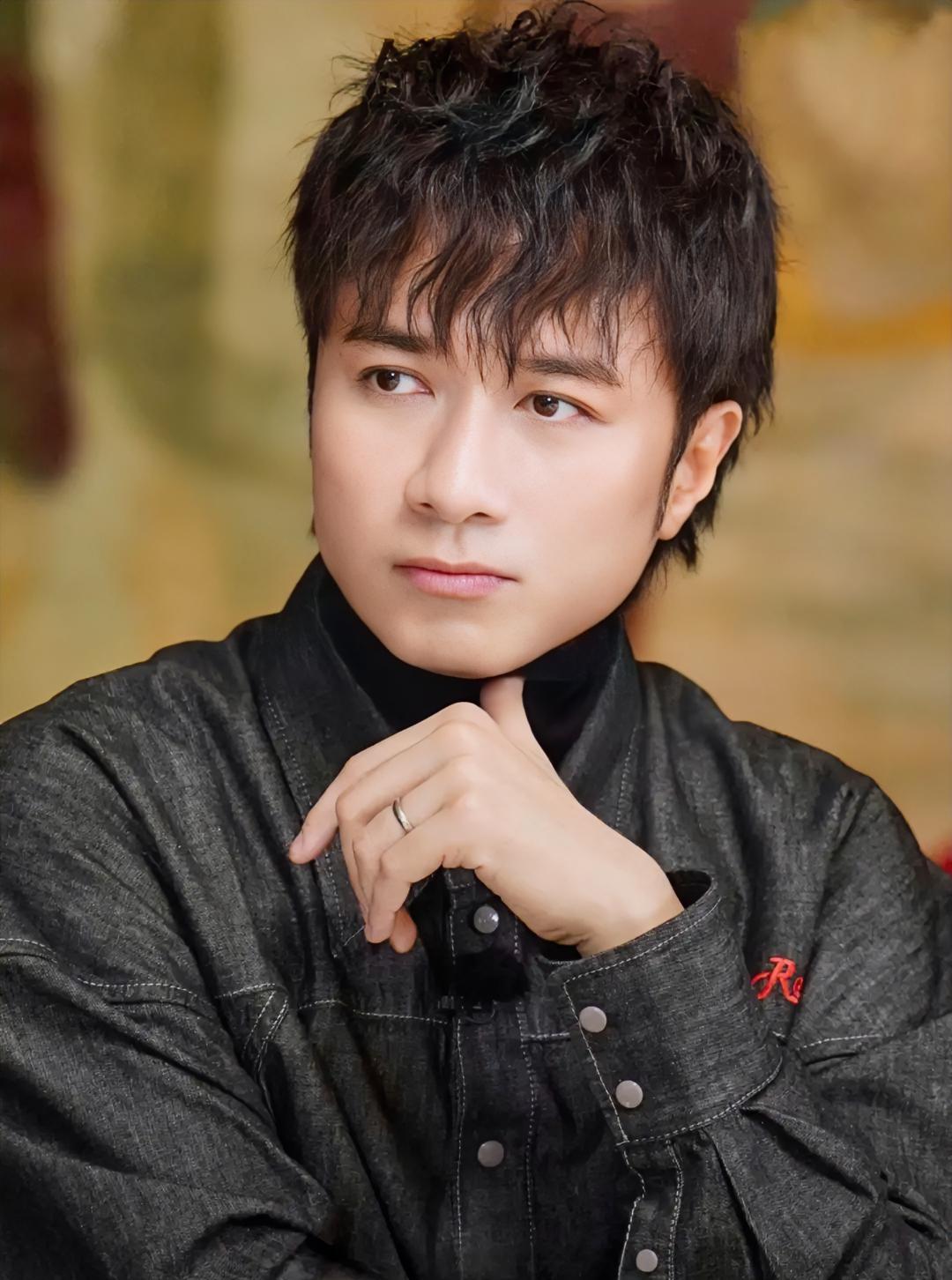 57岁生二胎不是搏命，是科学。
他们咨询了所有能找的妇产科专家。
妻子陈韵晴戒掉