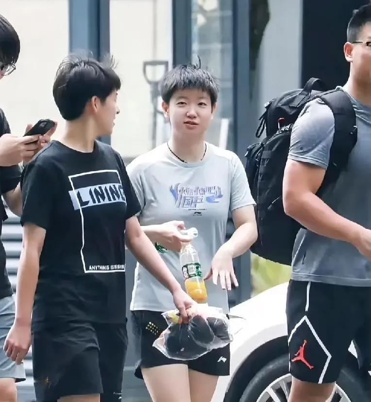 这是新鲜的莎莎吗？
和奥林匹克宣传片里的形象差不多，
怎么能这么可爱呢！
一边走