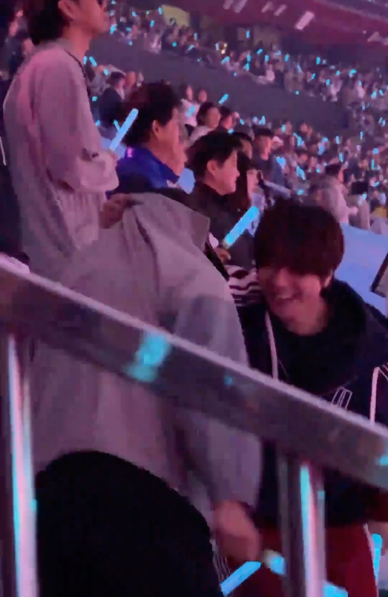 黄子弘凡陆虎学张杰演唱会机器人跳舞哈哈哈哈哈哈我笑崩溃了谁懂啊黄子弘凡陆虎学机器