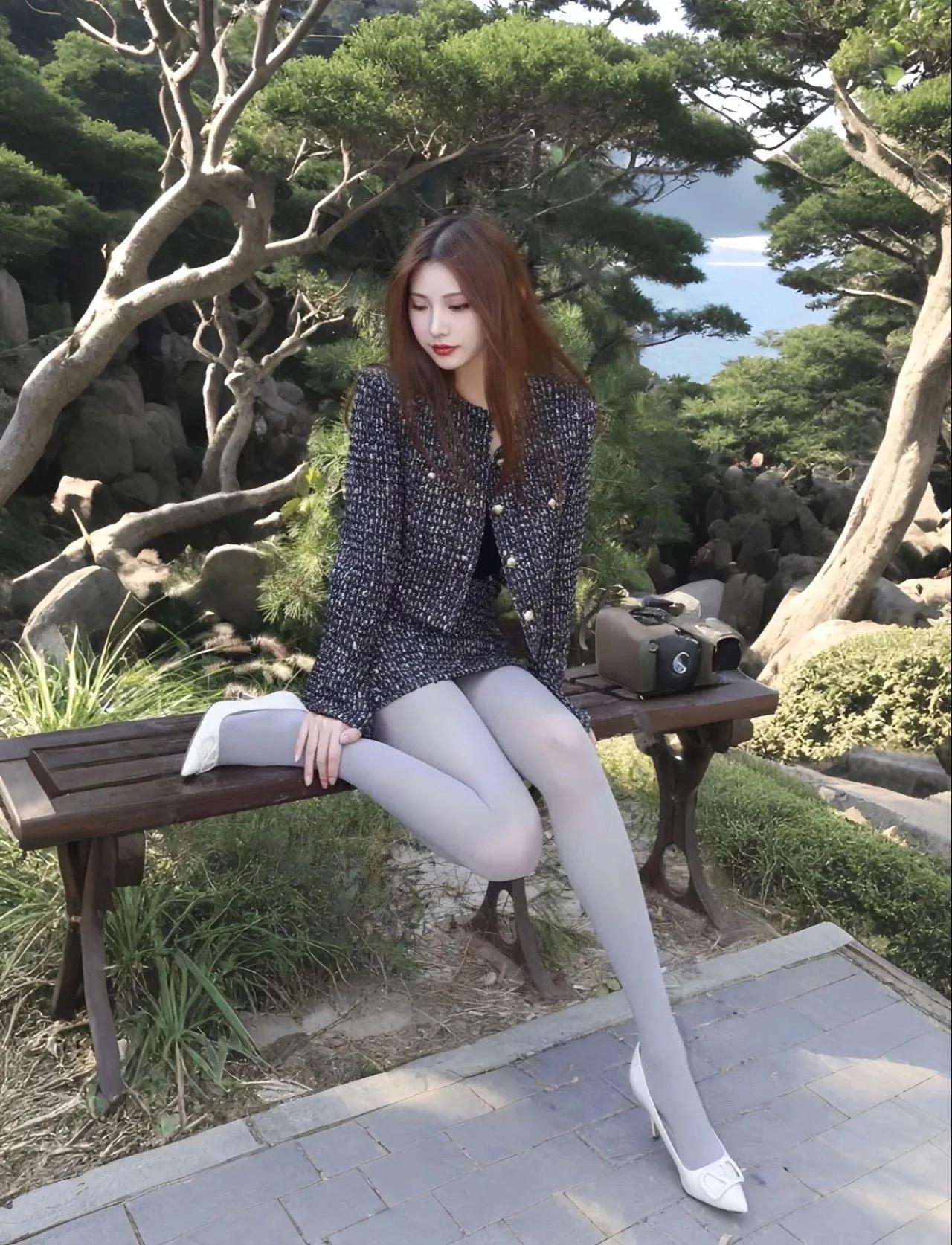 一首放纵，你想起多少初恋～   浪漫女神情似海 歌大长腿美女。 靓妹倩影分享 时