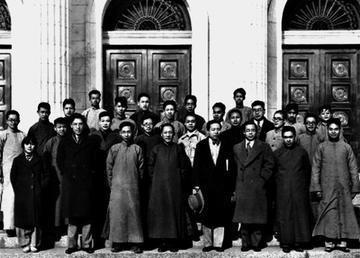 1938年5月，冀中军区二分区于滹沱河下，发现三条大船，船上200多个箱子，里面