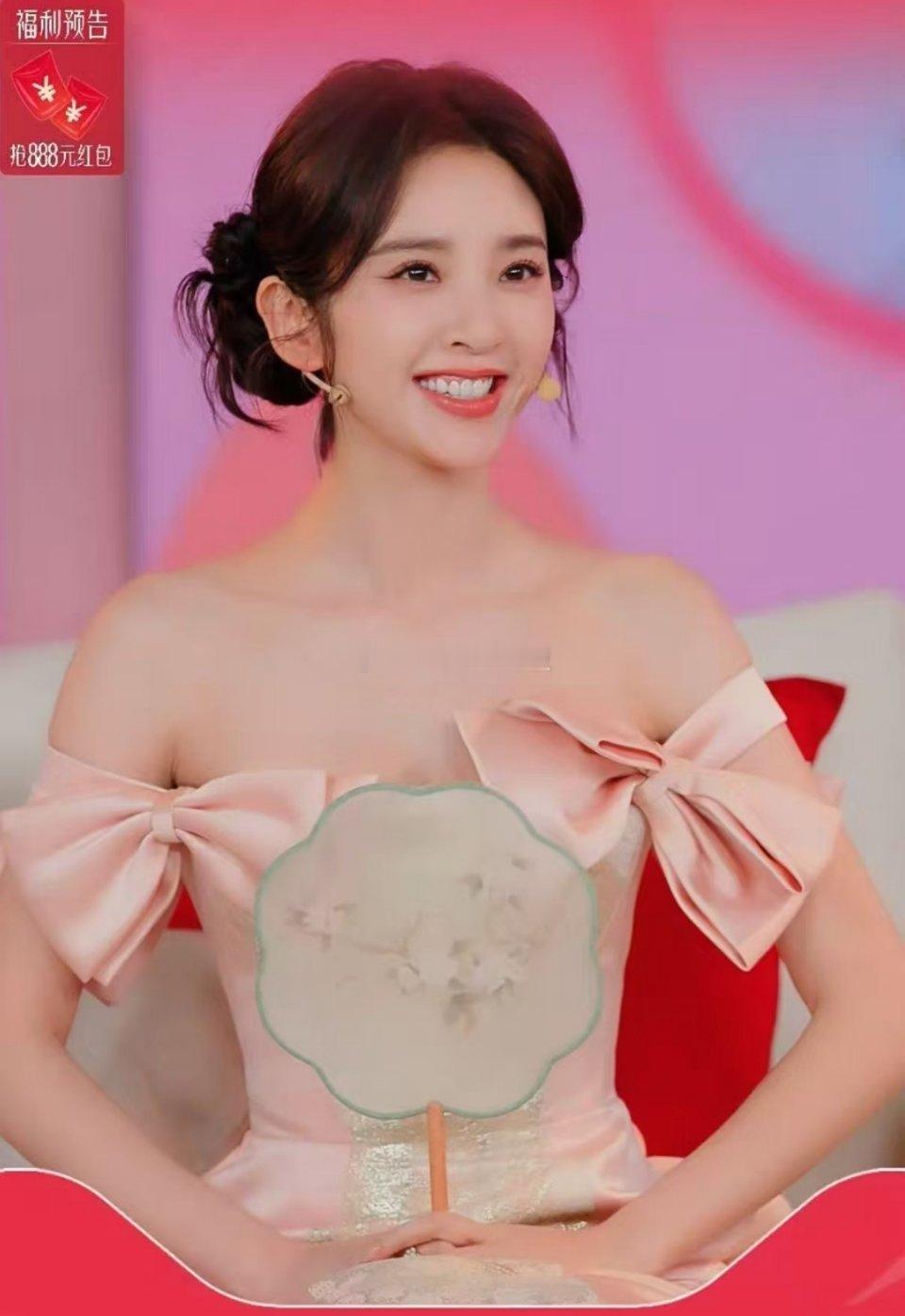 唐艺昕中式甜妹妆 唐艺昕今晚直播的状态超级好！一身新中式装扮温柔又甜美，看着姐姐
