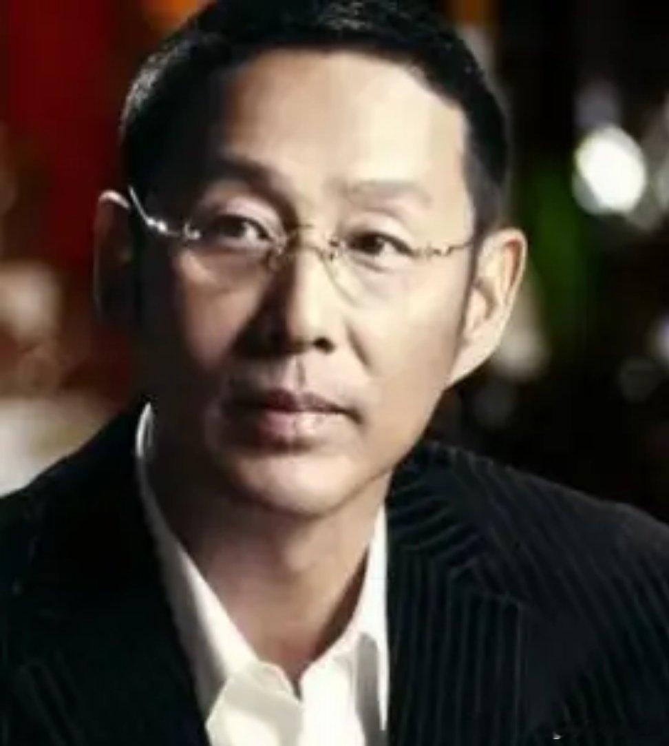 王家卫说陈道明是极品 王家卫说 ​​​陈道明是极品中的极品，阴阳同体。陈家卫的意