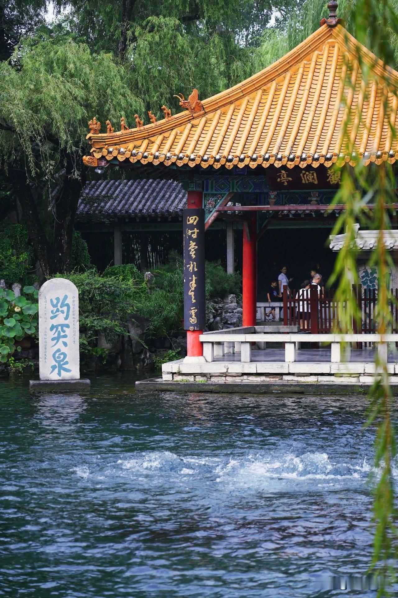 济南第一景点当属趵突泉

济南，山东省省会城市，我去过无数次。趵突泉绝对是济南最