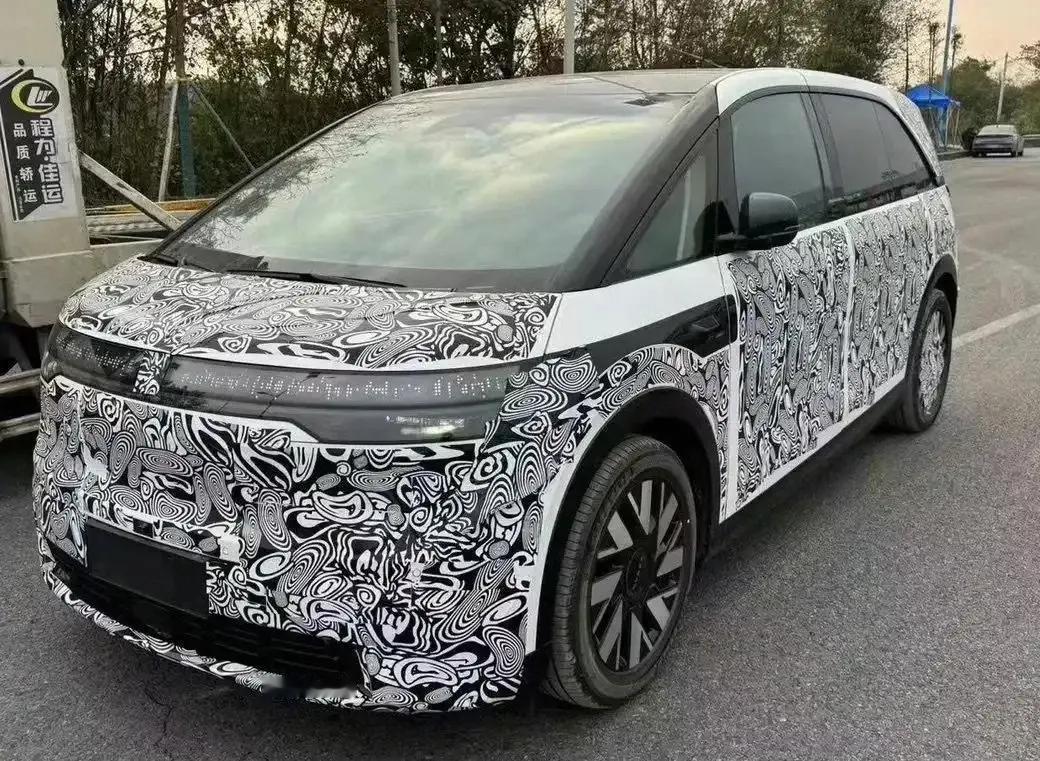 极氪小型MPV，如果十分满分，这个颜值能打几分？ ​​​